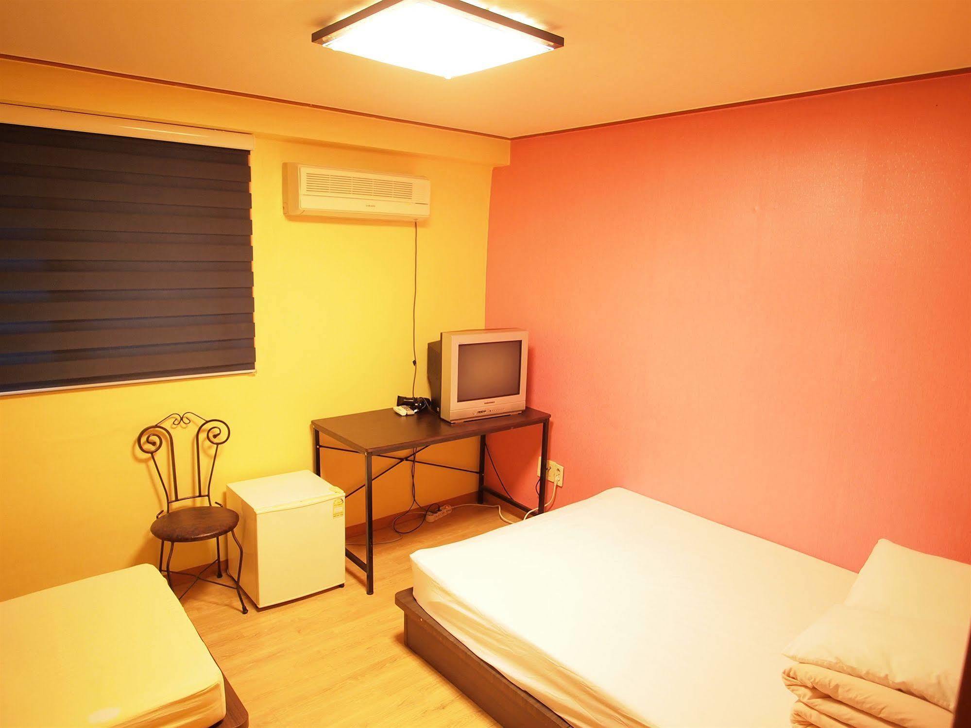 Shinchon Hostel Seoul Ngoại thất bức ảnh